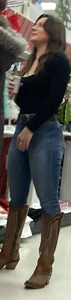 Round ass jeans MILF (OC)