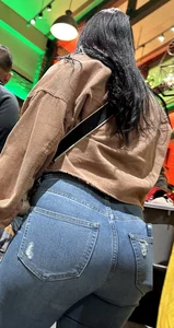 Tight booty in jeans