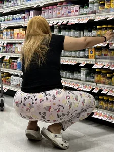BBL squatting and bending in grocery store‼️