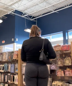 Check the Deep Wedged Bubble on this Squatting Brunette (oc)