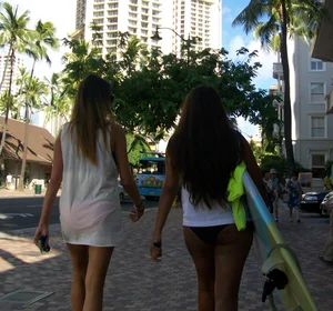 Big booty dark skinned surfer babe heading to the beach