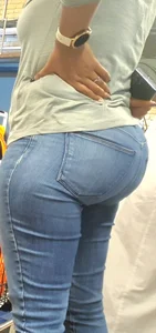 Ebony Milf Bubble Butt Wrapped in Jeans
