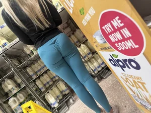 Blue Gymshark leggings on tight ass (VPL)