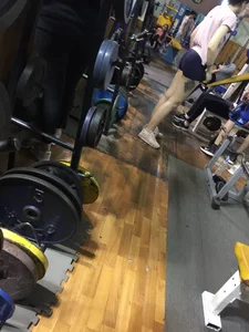 Girl with Hot Legs in Shorts Gym Creepshots