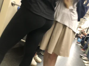 VPL subway teen wearing leggings