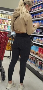 Sexy Fit Blonde - Tight Petite Booty