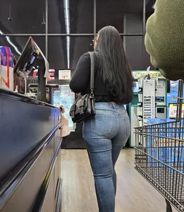 Juicy booty latina. Denim. (OC)