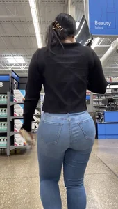 Short Latina has sweet bubblebutt in jeans