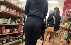 Blonde with a perfect ass in lulu’s