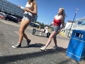 2 friends with yummy bodies