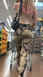 (Not OC) hot face blonde with a spectacular ass in tight leggings. Must see