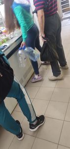 Hot ass and legs in leggings at the grocery store creepshots