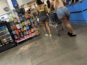 Walmart Chick can’t contain her phat ass