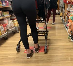 Blonde with a perfect ass in lulu’s