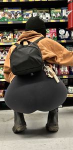 Slim mini cheeks chic gets comfy for a nice shoot‼️