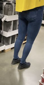 :diamond_shape_with_a_dot_inside:IKEA worker extreme TIGHT Jeans [OC]