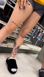 Sexy tatted girl with hungry ass in shorts