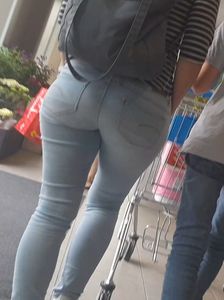 M!ilf in thight blue jeans