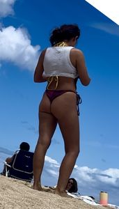 Sexy chick changing at the beach creepshots