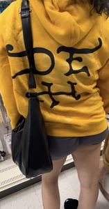 Sexy tatted girl with hungry ass in shorts