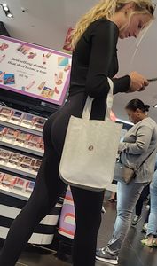 Bubble Blonde  Xmas Shopping in Leggings