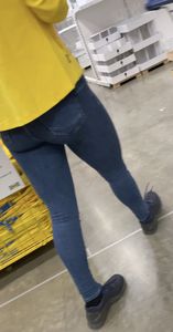 :diamond_shape_with_a_dot_inside:IKEA worker extreme TIGHT Jeans [OC]