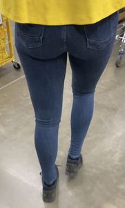 :diamond_shape_with_a_dot_inside:IKEA worker extreme TIGHT Jeans [OC]