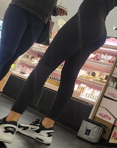 Bubble Blonde  Xmas Shopping in Leggings