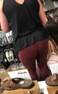 MILF in red leggings bends for the camera