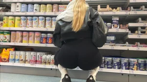 (NOT OC) Blonde Baddie in leggings