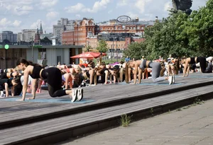 Girls in Yoga Pants Working Out on the Street Creepshots