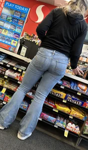 Fit white chick with a nice ass in jeans