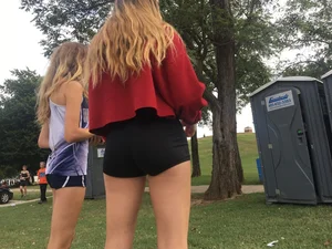 Track blonde teen in shorts