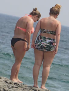 Thick and sexy bikini babe in black and peach bikini outfit