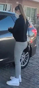 Adolescente en gasolinera