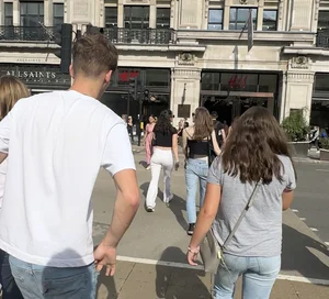Tight round ass in white jeans shows us how it’s done