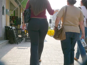 Lady with a nice big booty in leggings with vtl