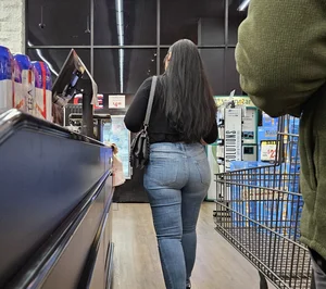 Juicy booty latina. Denim. (OC)