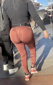 Sexy BBL in brown leggings