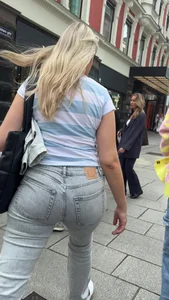 4K Pictures - Gray round ass in tight jeans walking the streets