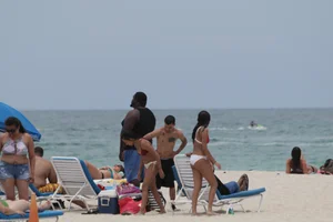 Candid Florida beach and bikini girls