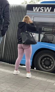 Hot teen with bubble butt in pink leggings