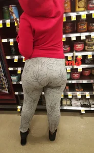 Ebony babe with a big booty in grey leggings