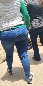 Gordita nalgona en jeans ajustados