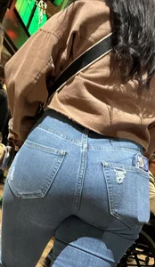 Tight booty in jeans