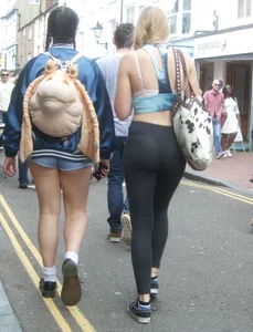 Guitar playing blonde babe with a nice ass and vtl in tight leggings