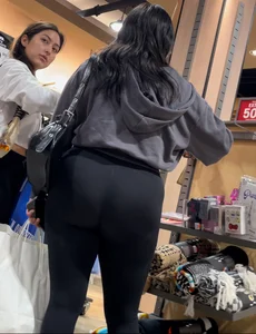 THICK WHITE GIRL SHOPPING