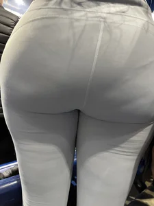 HUGE ASS UPLOSE LULULEMON