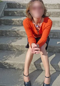 Milf sitting on the steps smoking uspkirted
