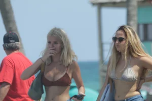 Candid Florida beach and bikini girls